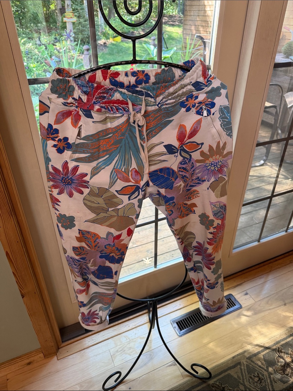 Cherishh Floral Drawstring Jogger Pants in White w Multicolor Blooms Sz S